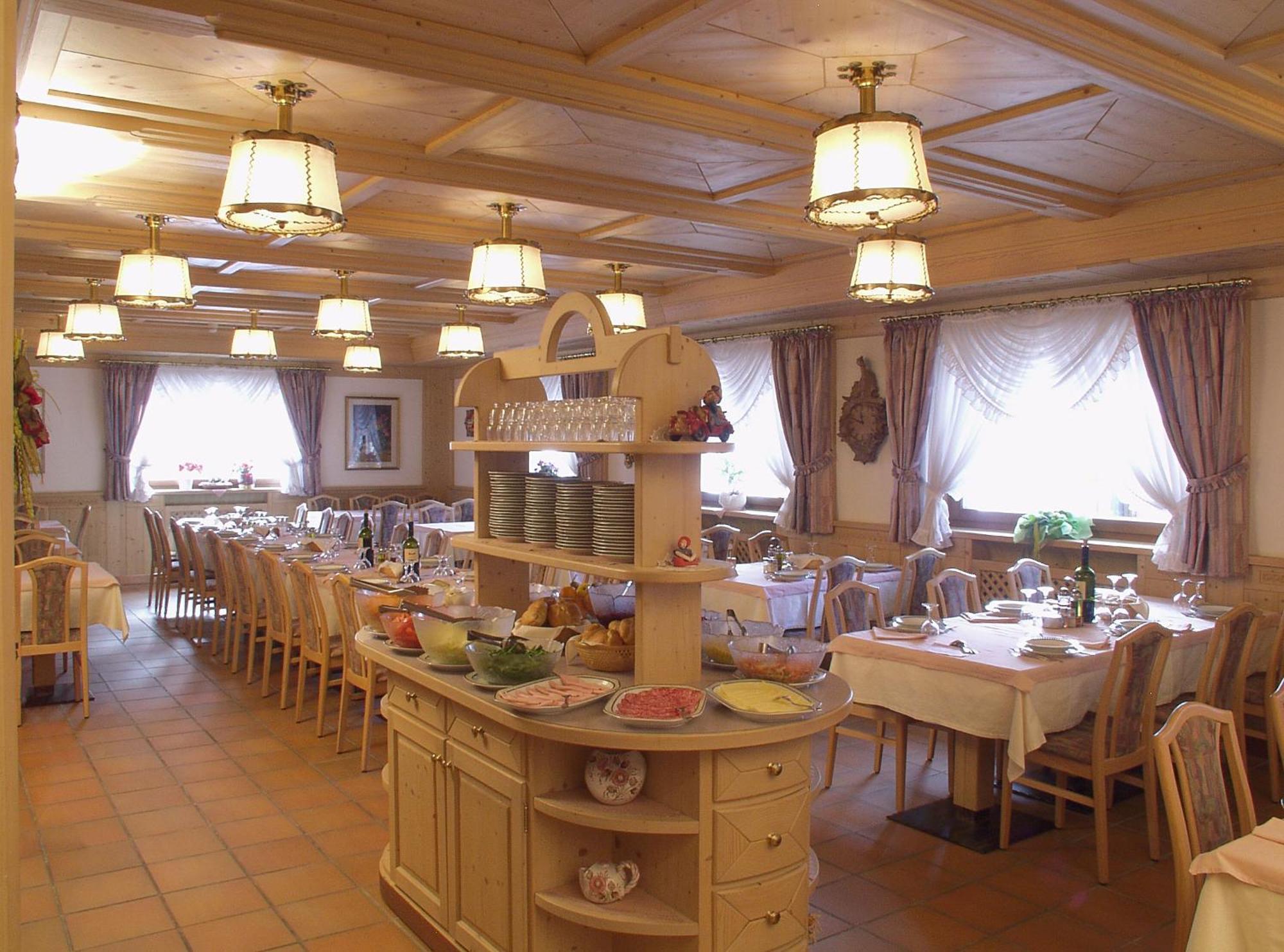 Hotel Villa Jolanda Ziano di Fiemme Buitenkant foto